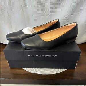 NATURALIZER. The Kari classic black flats size 9.5, practically new!
